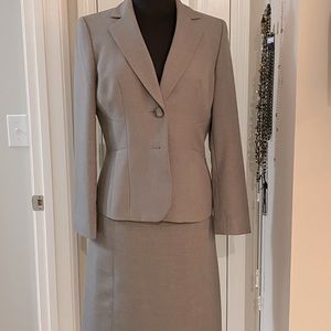Kasper 3 piece suit. Grey size 8p